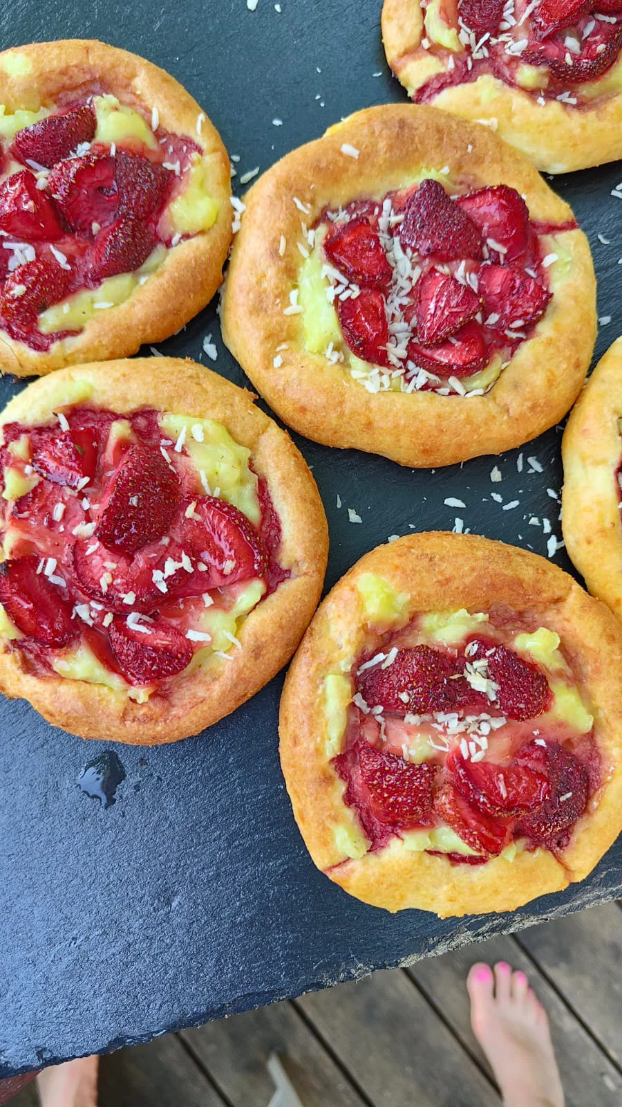 Keto bułeczki serowe z budyniem i truskawkami.